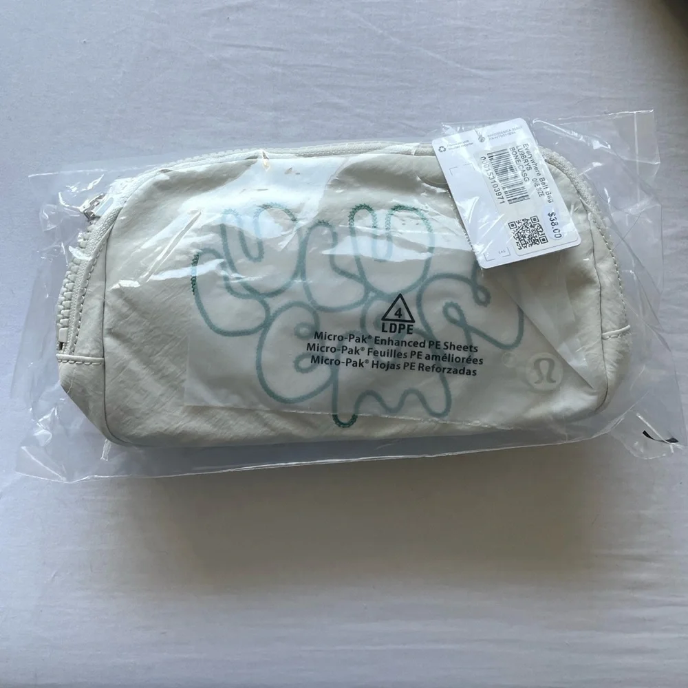 lululemon everywhere belt bag 🤍 - Picture 3 of 4